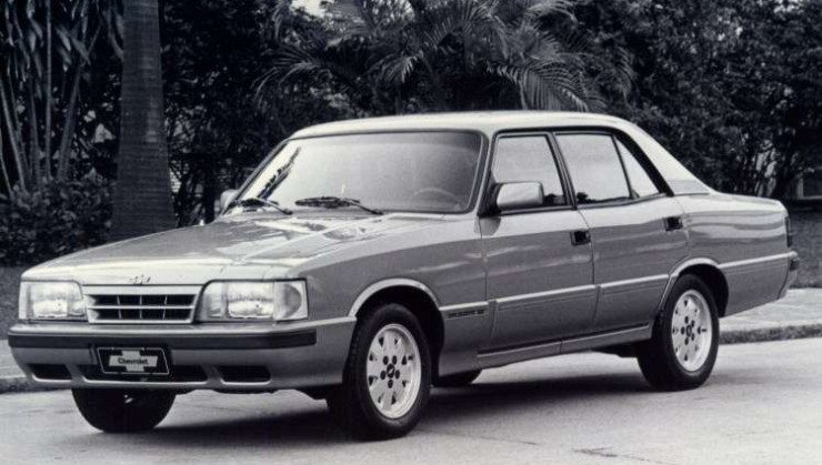 Opala Diplomata 1992, quando modelo j&aacute; havia ganhado sua &uacute;ltima reestiliza&ccedil;&atilde;o e estava dispon&iacute;vel s&oacute; como sed&atilde; quatro portas, al&eacute;m da perua Caravan