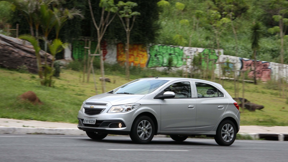 Chevrolet Onix LT 2013 prata frente