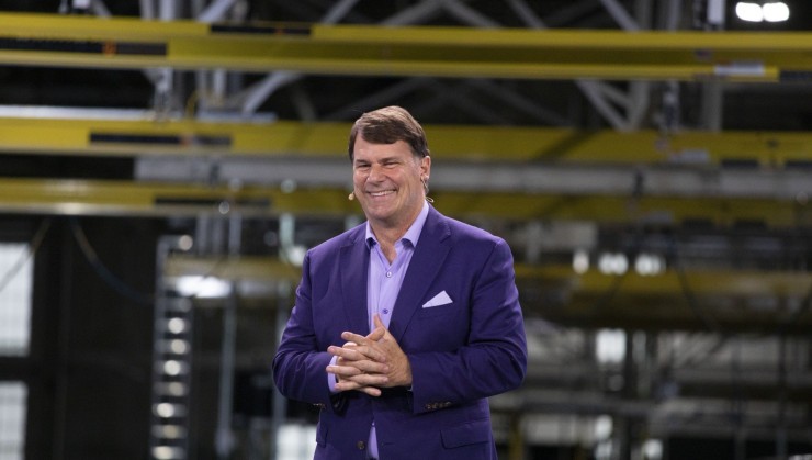 Jim Farley presidente da Ford de terno azul