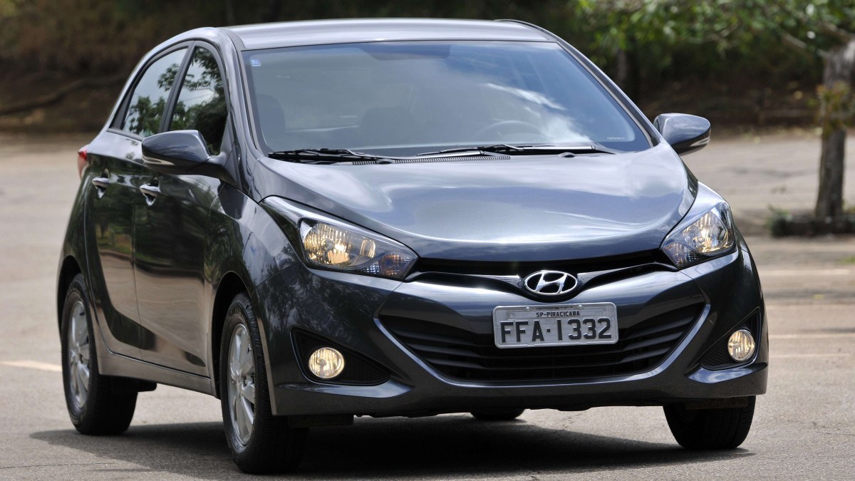 Hyundai-HB20-hatch-preto-2012-primeira-geracao-de-frente