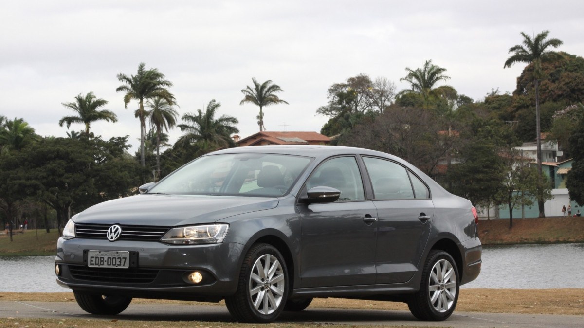 VW Jetta 2.0 TSI sedã quatro portas cinza 2012 na lagoa da Pampulha