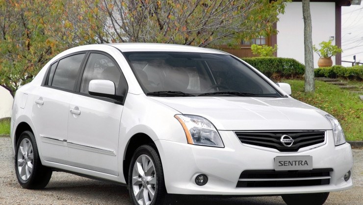 e751734a-nissan-sebtra-2010-branco-de-frente-estacionado