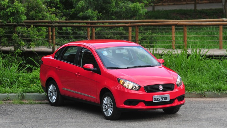 Fiat Grand Siena modelo 2020 com kit GNV vermelho de frente no asfalto