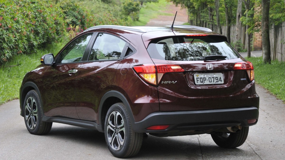 Honda HR-V modelo 2015 - 2016 vinho de traseira no asfalto est&aacute;tico