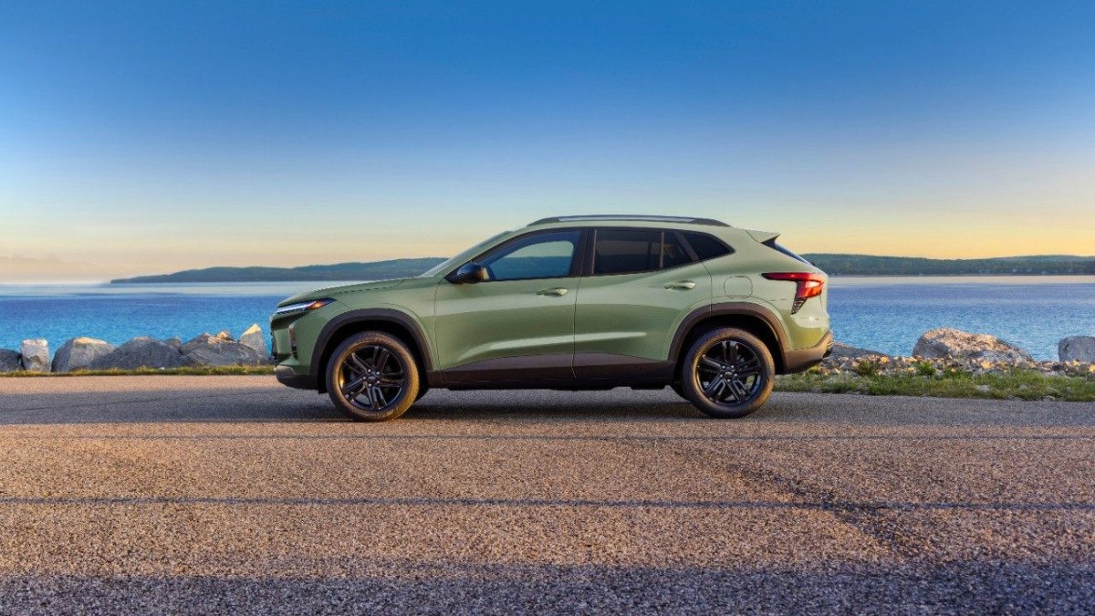 O SUV Chevrolet Trax é maior e mais estiloso que o Tracker vendido no Brasil.  Além disso, na prática, é a versão norte-americana do Chevrolet Seeker, vendido na China