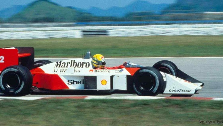 Mclaren MP4/4 número 12 de Ayrton Senna vista de ângulo lateral no GP do Rio de Janeiro de 1988