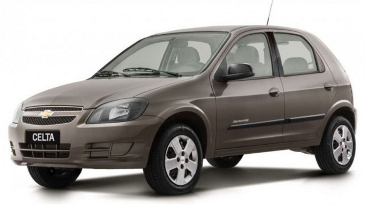 Chevrolet Celta modelo 2015 prata escuro quatro portas de frente no estúdio
