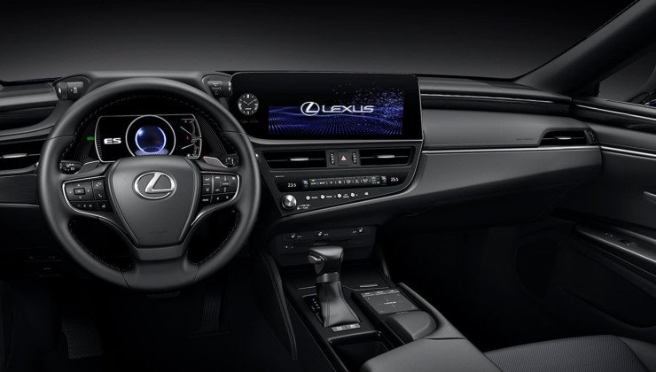 Lexus ES300h hibrido modelo 2023 preto interior painel no estúdio