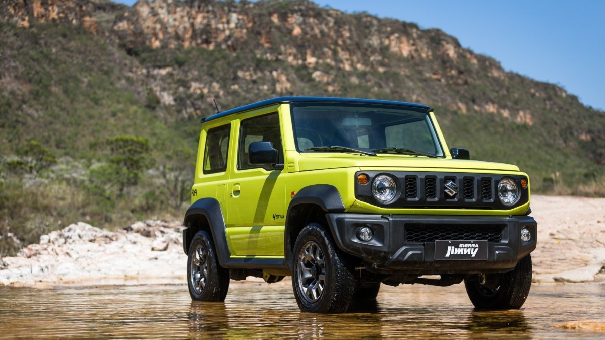 Suzuki Jimny Sierra amarelo visto de frente