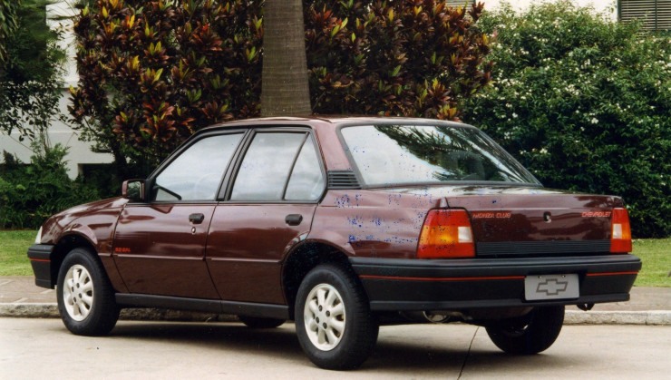 f680bd2f-chevrolet-monza-1994-serie-especial-club-vermelho-de-traseira