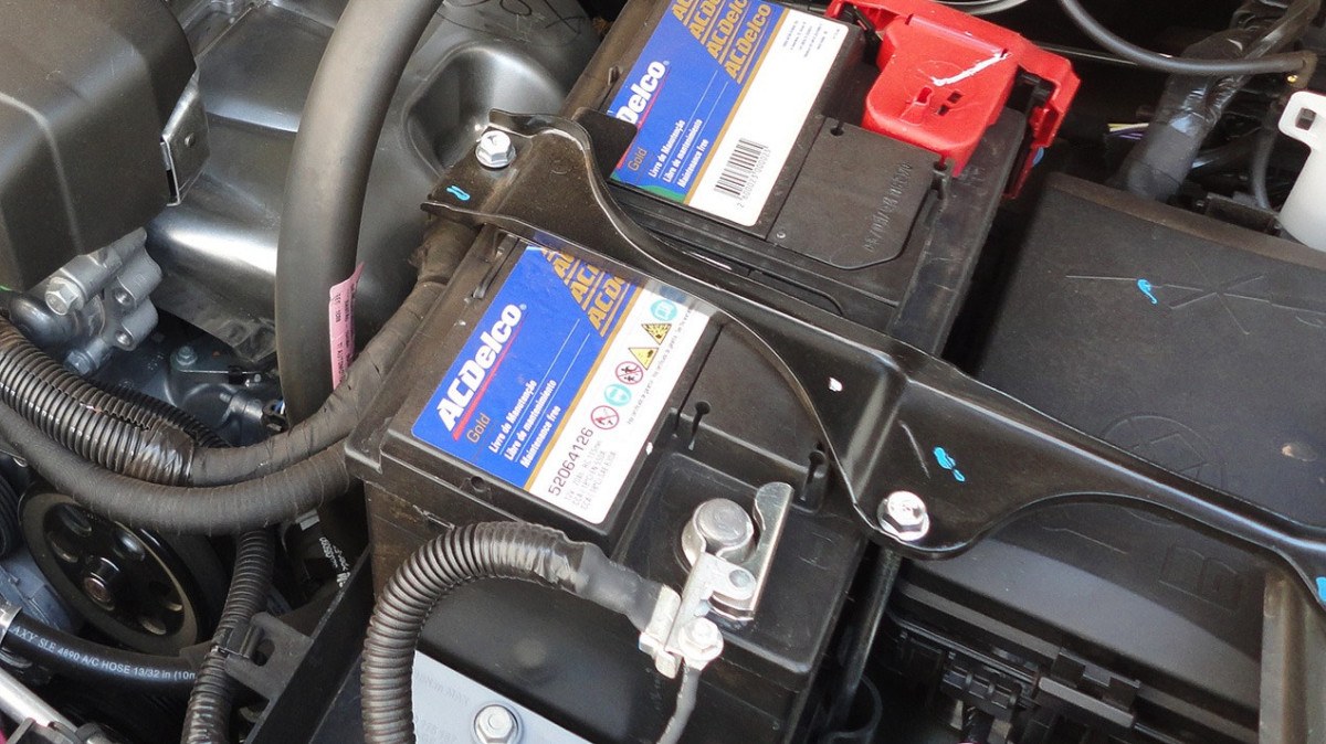 Bateria da marca AC Delco instalada em cofre de motor de carro
