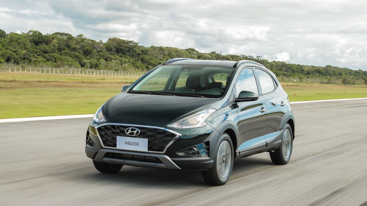 Hyundai HB20X preto 2020 de frente em movimento