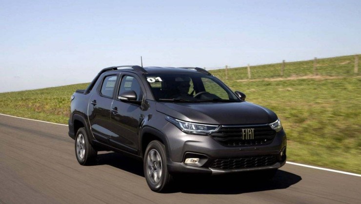 Fiat Strada Volcano 2020 cinza de frente em movimento