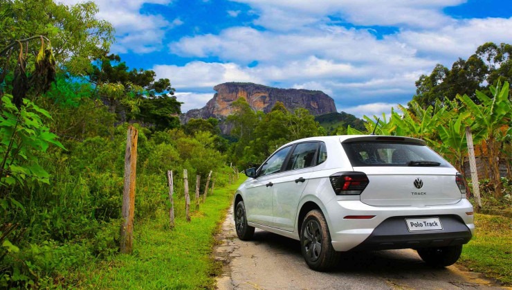 1119dd95 volkswagen polo track 2023 prata de traseira estacionado