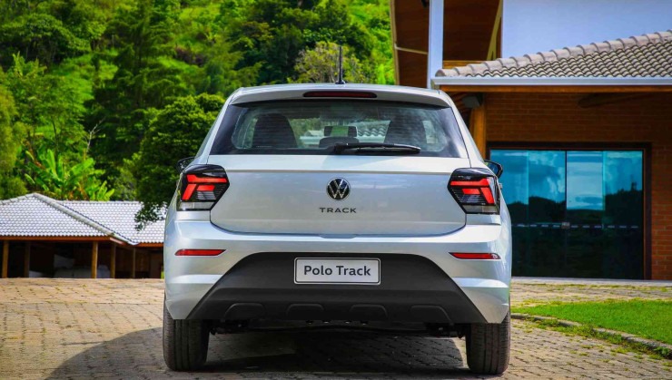 Volkswagen polo track prata traseira estacionado