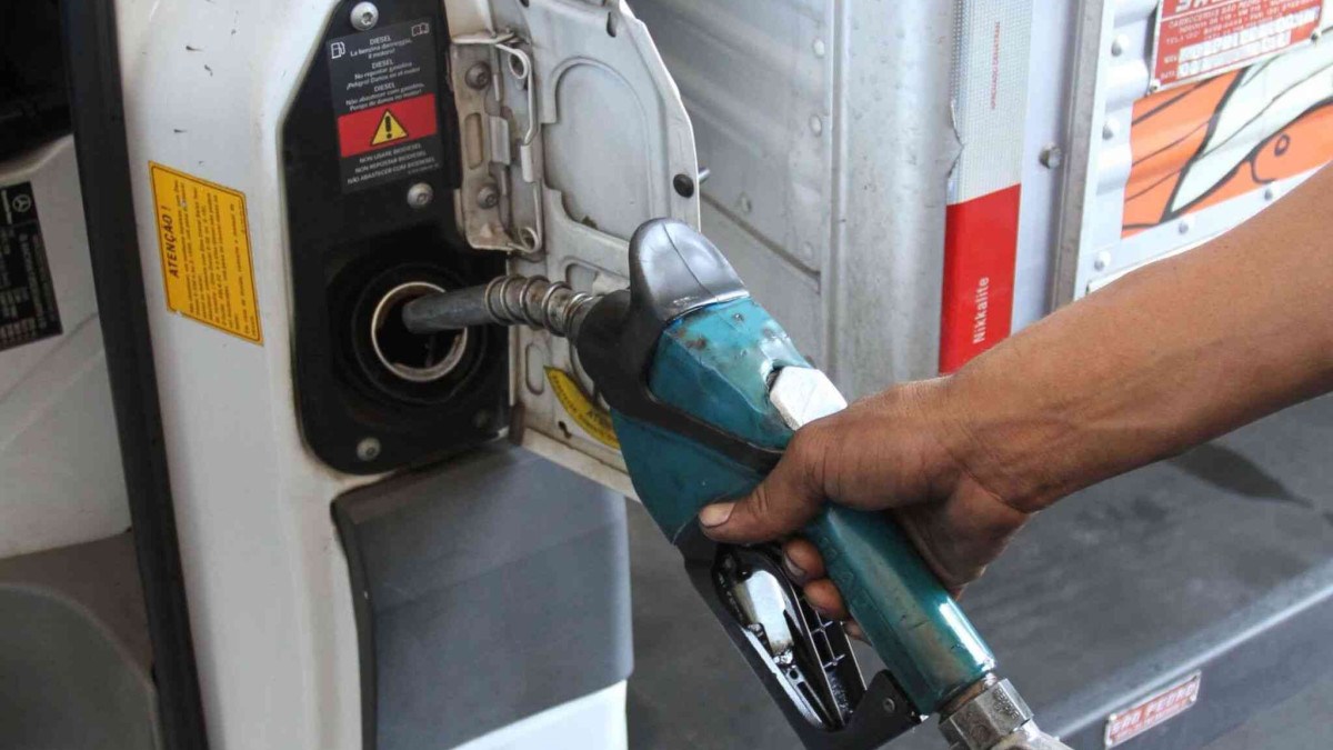 Caminhão sendo abastecido com óleo diesel no posto de gasolina