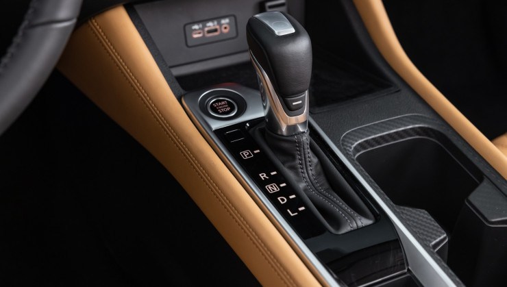 nissan sentra modelo 2023 exclusive 2.0 cvt branco interior console com alavanca do cambio no estudio