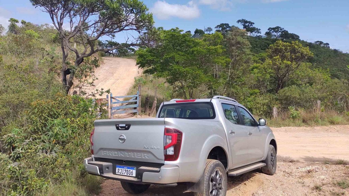 Nissan Frontier XE 2023 prata de traseira