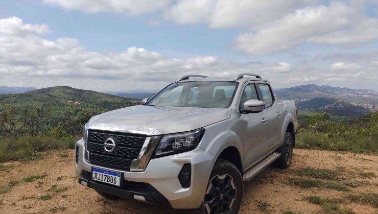 Nissan Frontier XE 2023 prata de frente