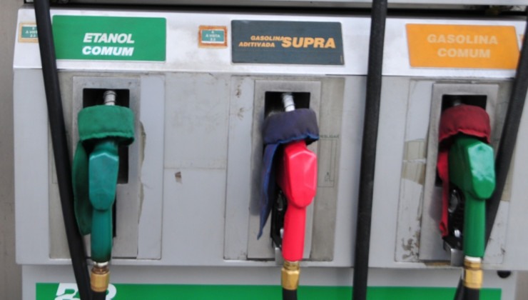 Bomba de combust&iacute;veis com bicos de etanol, gasolina comum e aditivada