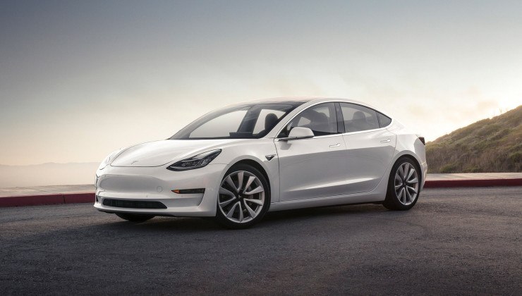 Tesla Model 3 branco visto da diagonal frontal.