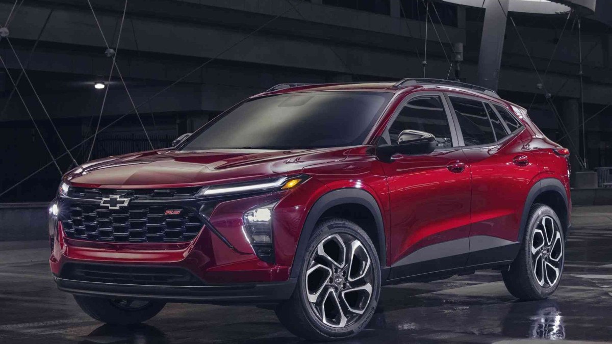 Chevrolet Trax RS 2023 vermelho de frente estacionado