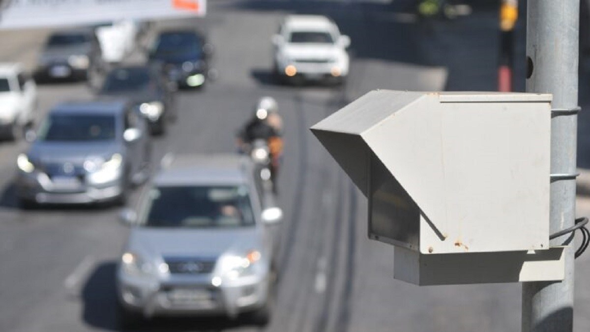 Radar em via com diversos carros. No golpe das multas de trânsito falsa, os criminosos se passam por autoridades, utilizando equipamentos que simulam radares.