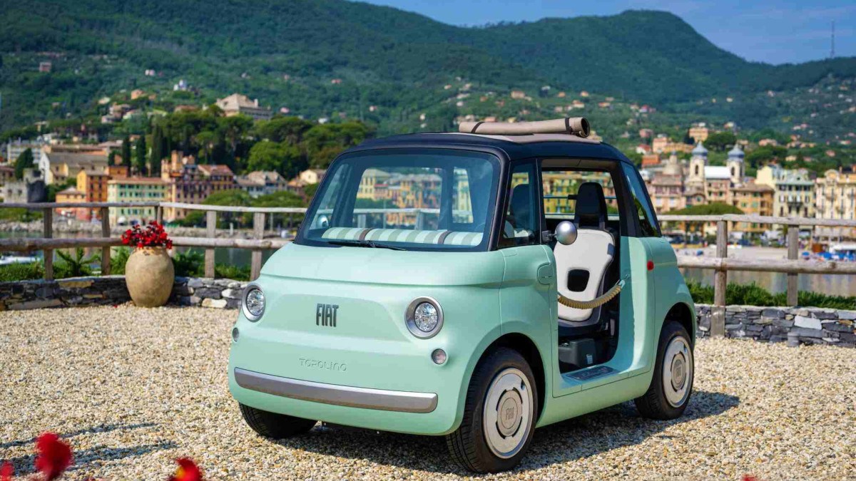 Fiat Topolino verde água em paisagem italiana