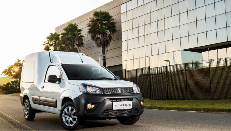 Peugeot Partner Rapid visto de frente.