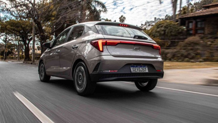Hyundai HB20 Platinum Plus 2023  cinza de traseira em movimento