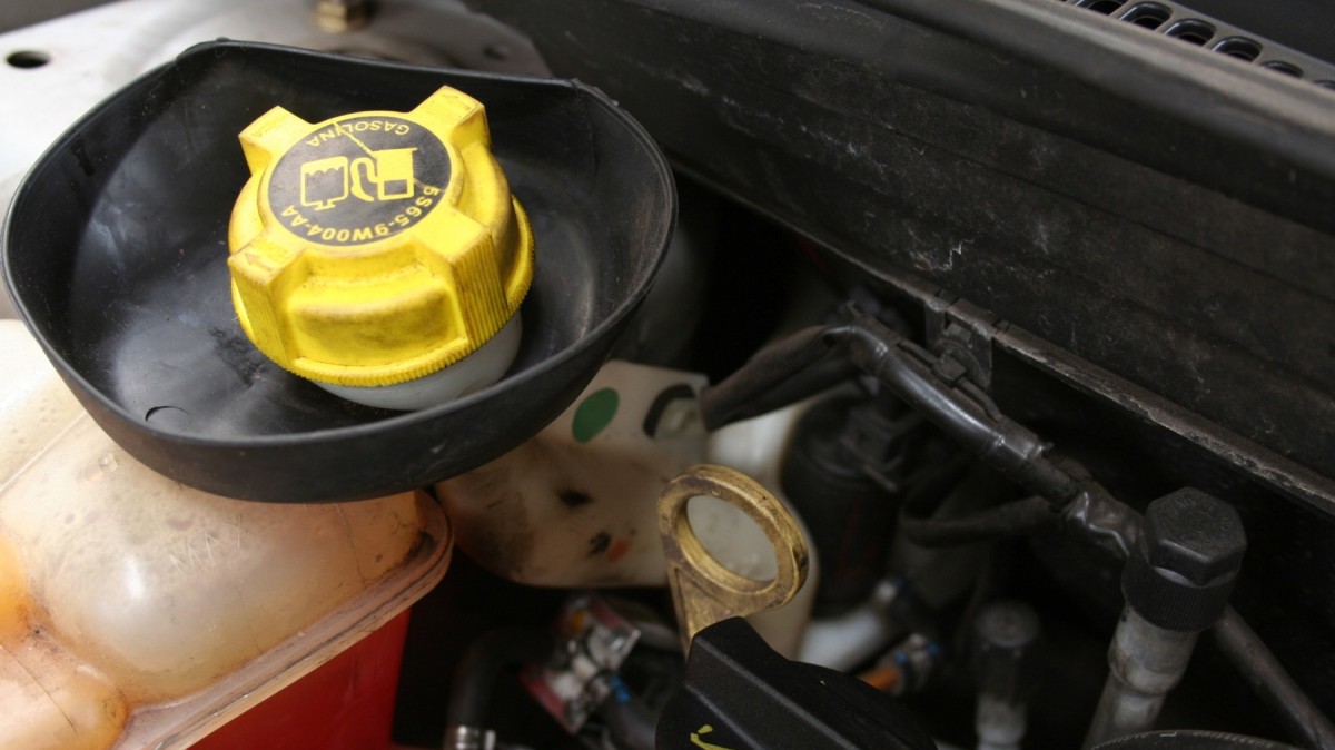 tanquinho reservatorio de partida a frio de carros flex abastecido com gasolina no compartimento do motor