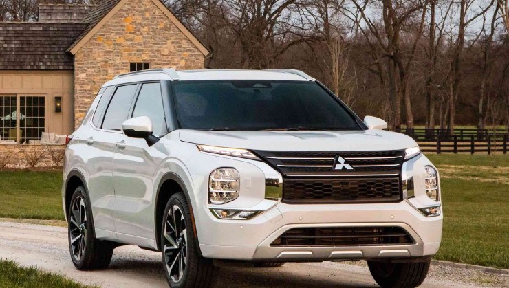 Mitsubishi Outlander branco de frente estacionado