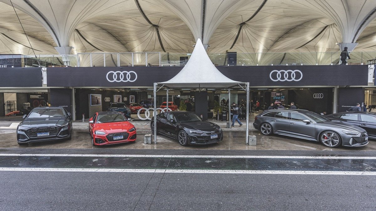 audi festival interlagos modelos da marca Audi estacionados de frente no estande da marca