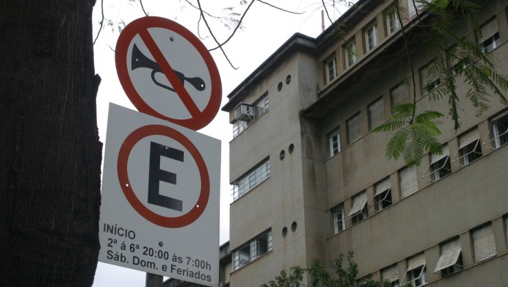 placa de sinalizacao que indica que e proibido buzinar em area hospitalar