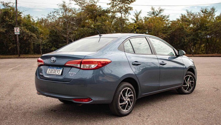 4e47aecd toyota yaris xls azul de traseira estacionado