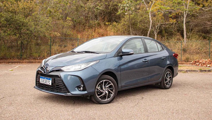 79825766 toyota yaris xls azul de frente estacionado