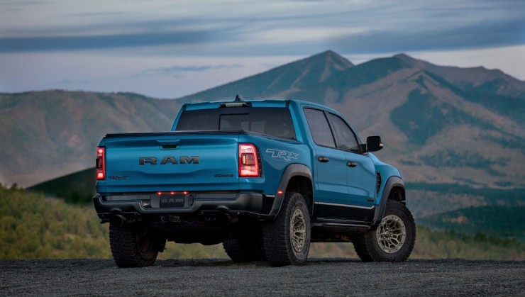 ram 1500 trx final edition modelo 2024 azul de traseira estatica na terra