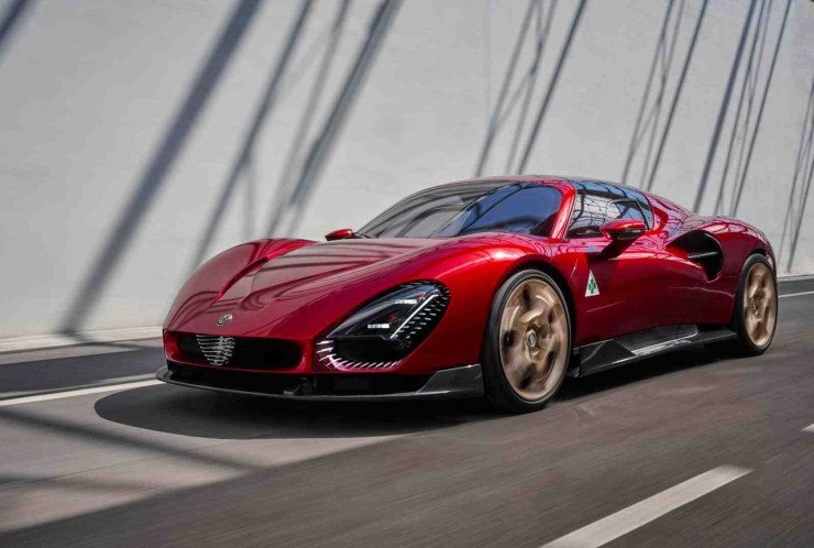 Novo Alfa Romeo 33 Stradale vermelho visto da diagonal frontal.