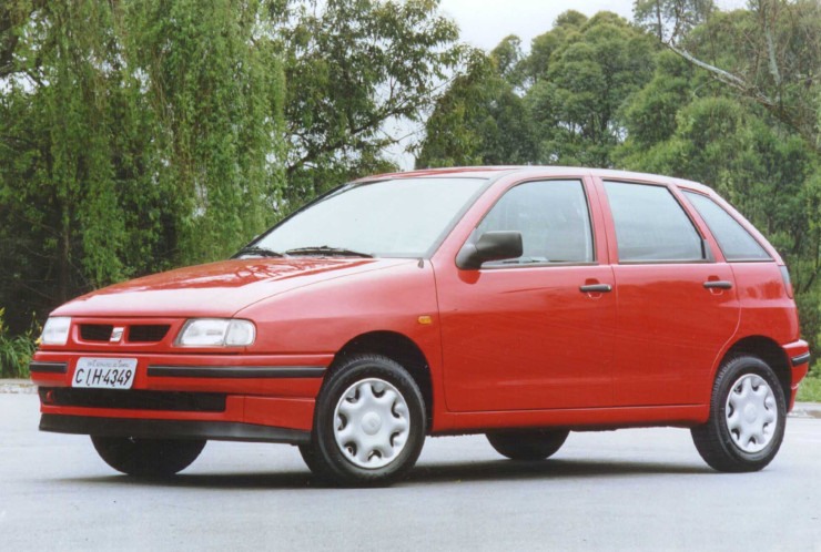 Seat Ibiza vermelho de frente estacionado