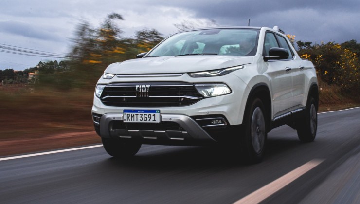 fiat toro t 270 modelo 2021 branca de frente em movimento no asfalto
