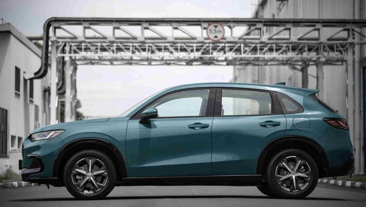 Honda ZR-V 2024 cinza  de lado