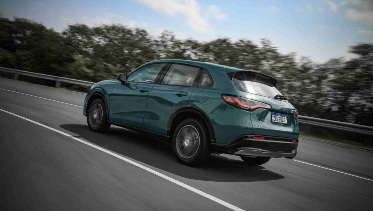 Honda ZR-V 2024 cinza de traseira em movimento