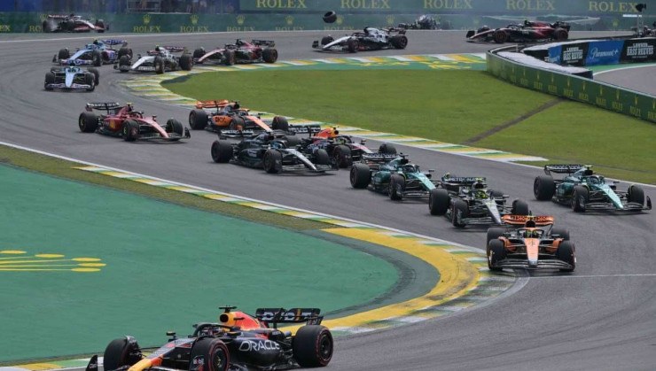 O piloto holandês da Red Bull Racing, Max Verstappen, lidera a corrida enquanto o piloto dinamarquês da Haas F1 Team, Kevin Magnussen (Top-L), sai da pista após bater no início do Grande Prêmio do Brasil de Fórmula 1 no Autódromo José Carlos Pace, também conhecido como Interlagos, em São Paulo, Brasil, em 5 de novembro de 2023.
