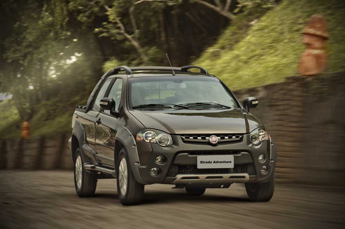 Caminhonete Fiat Strada cinza esverdeada em área de natureza