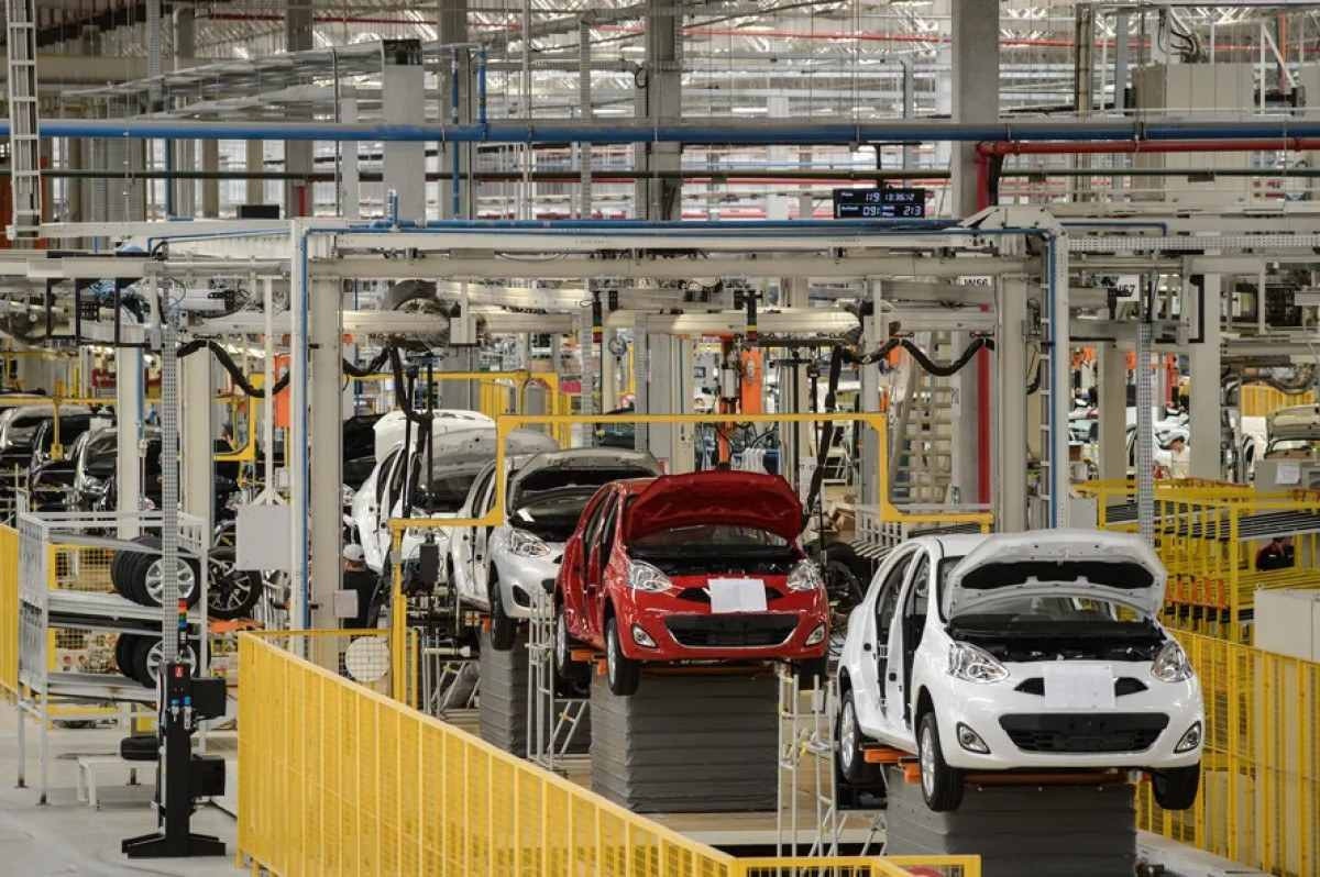 Linha de produção da fábrica da Nissan em Resende, no Rio de Janeiro. 