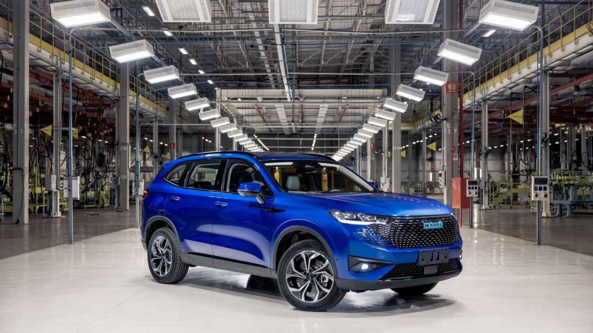 GWM Haval H6 azul de frente parado em fábrica 