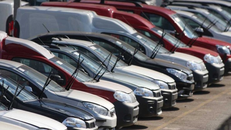 As vendas de veículos novos em outubro cresceram em relação a setembro, trazendo otimismo contido ao setor -  (crédito: Edésio Ferreira/EM/D.A Press)