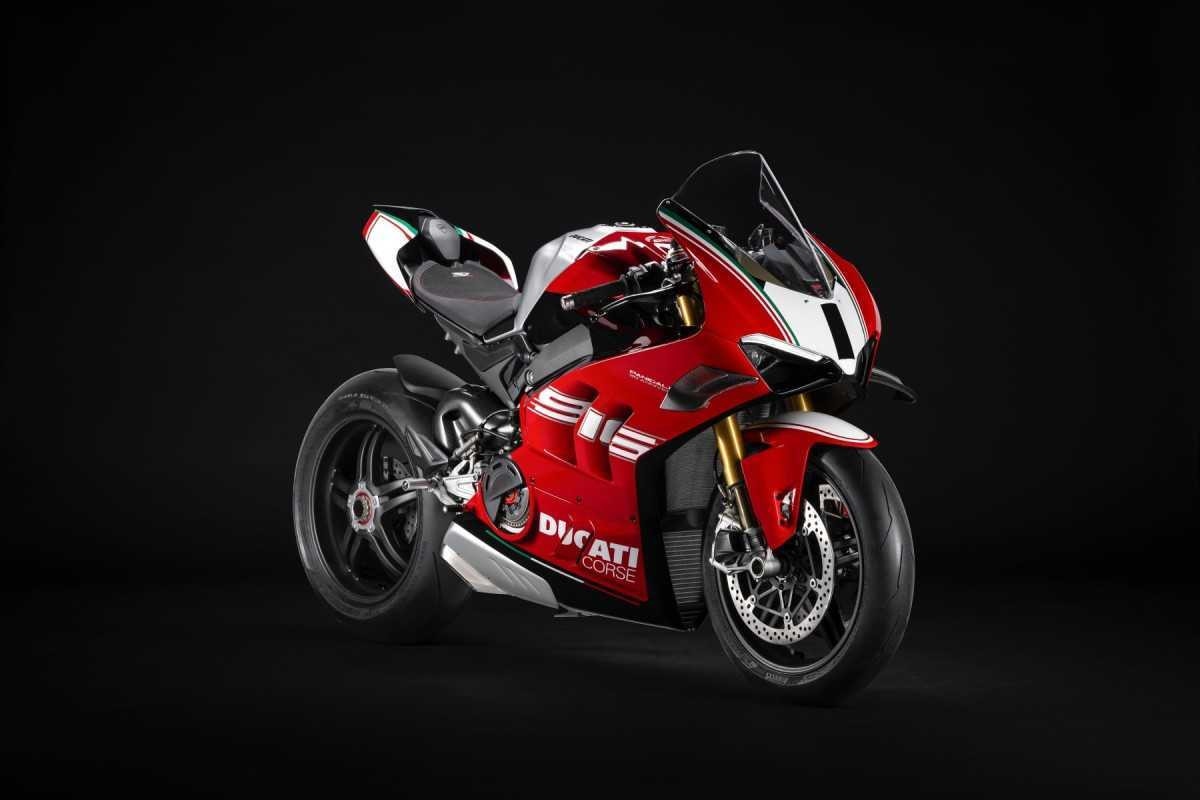 Salão de Milão 2023 Ducati Panigali V4 SP vermelha de frente no estúdio.jpg