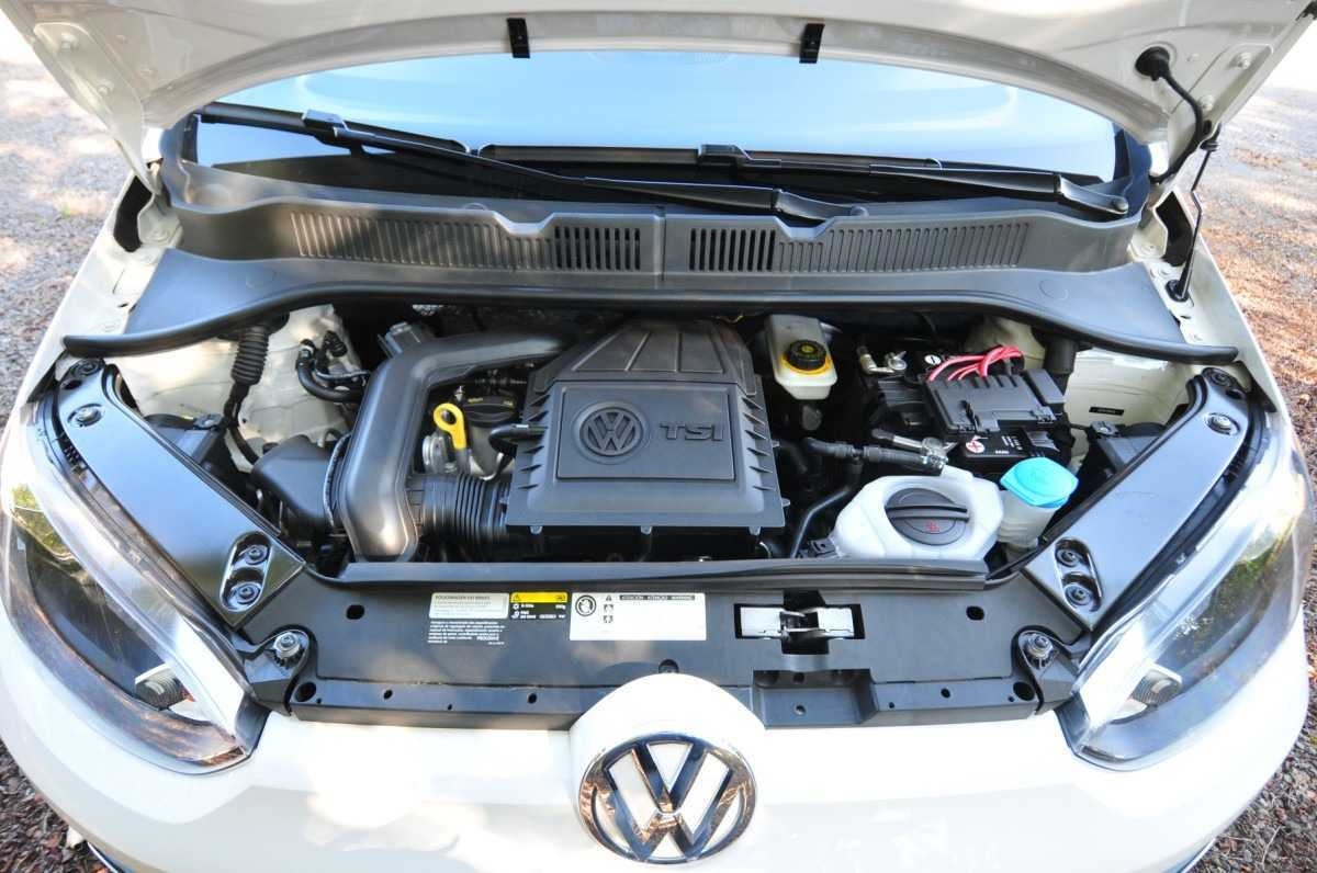 VW up! Speed 1.0 TSI modelo 2015 branco e azul cofre do motor estático no asfalto