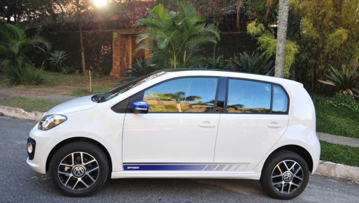 VW up! Speed 1.0 TSI modelo 2015 branco e azul de lateral estático no asfalto